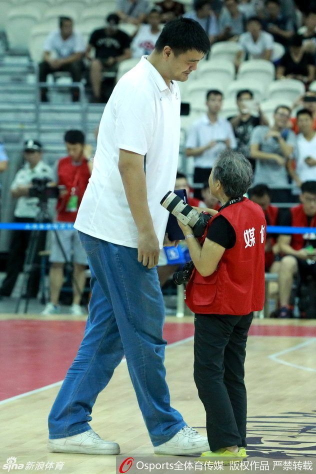 .家人场边观战 首富马云低调现身图片 124953