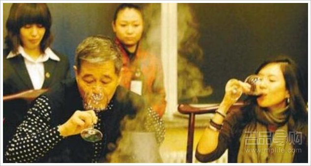 饭局陪酒短剧，一场社交的微缩景观