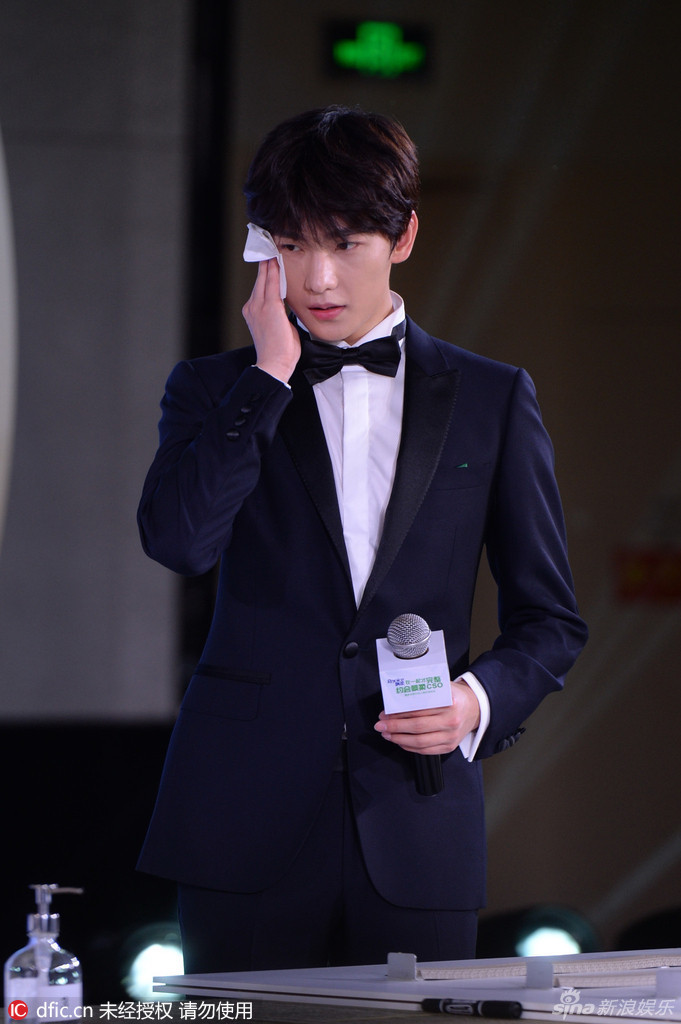 杨洋穿西装时的图片