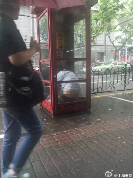 男子上海人广电话亭大便 网友:辣眼睛