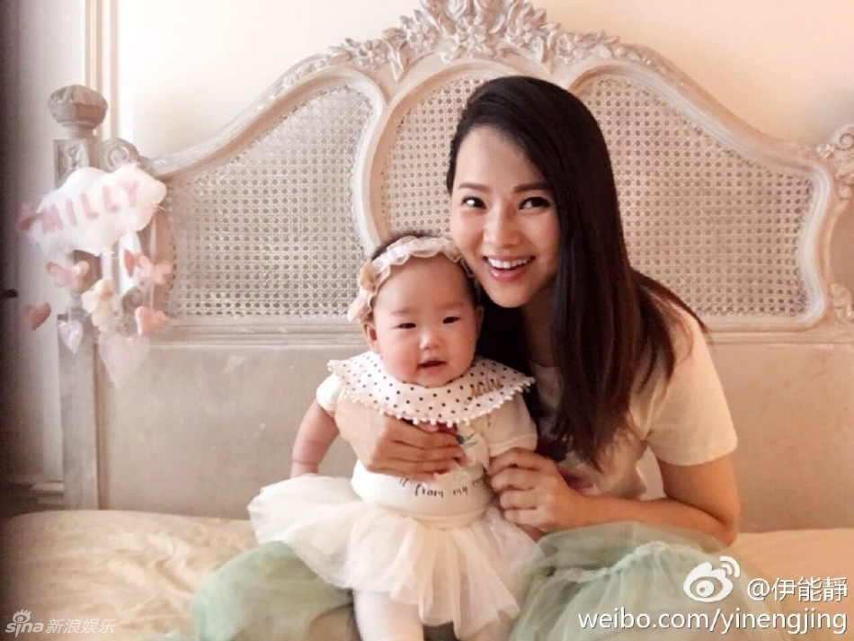 新浪娱乐讯 12月10日下午,伊能静在微博晒出与