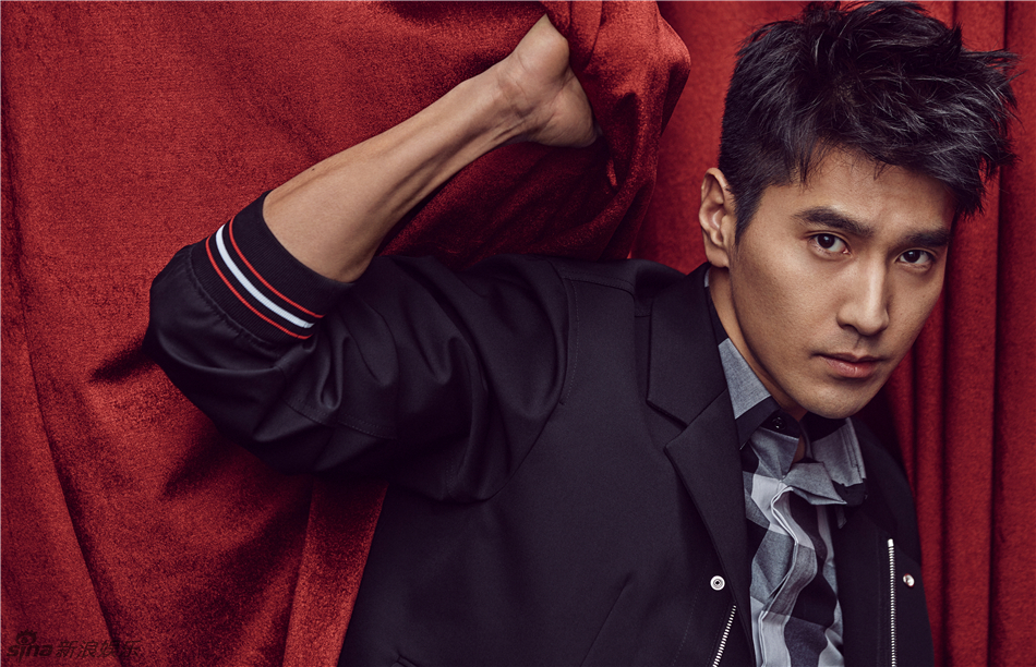 赵又廷休闲登封面 玩趣幕布展型男诱惑