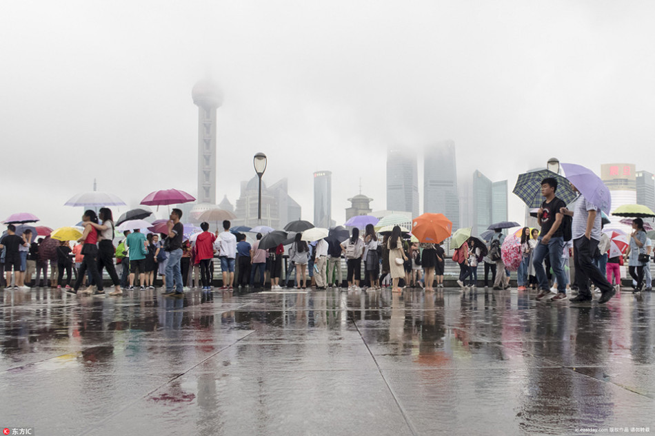 上海正式入梅 游客雨中打伞游外滩兴致不减