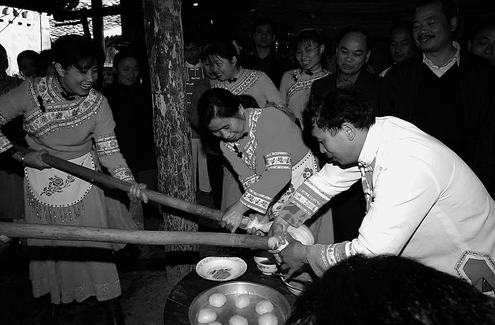 毛南族人口_五十六个民族五十六朵花,五十六个兄弟姐妹是一家(2)