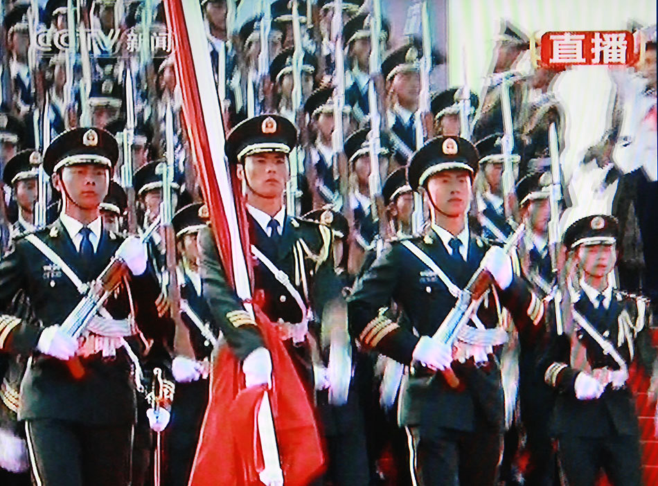 中国人民解放军三军仪仗队举行国庆升旗仪式_高清图集
