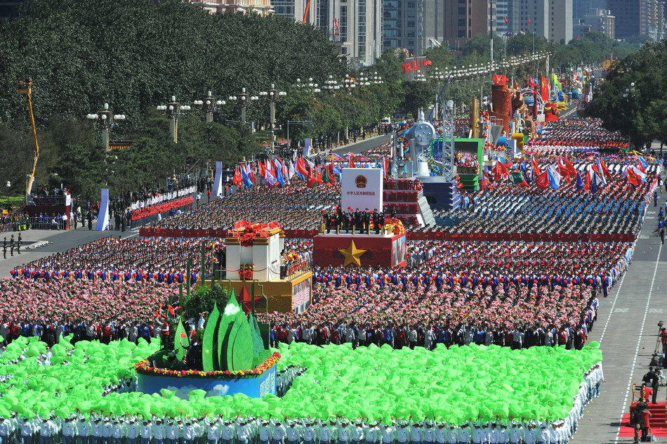 举报| 国庆60周年阅兵盛典高清图集    共 180 张图片; 国庆彩车