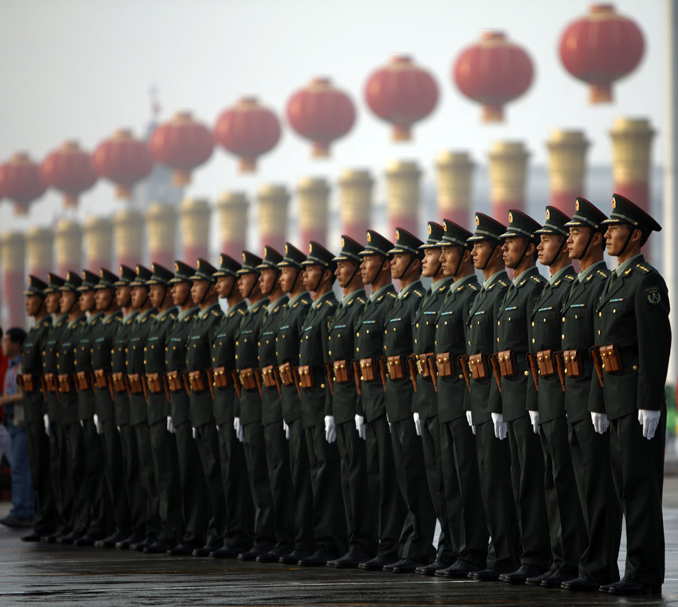 受阅部队进行最后演练准备参加阅兵