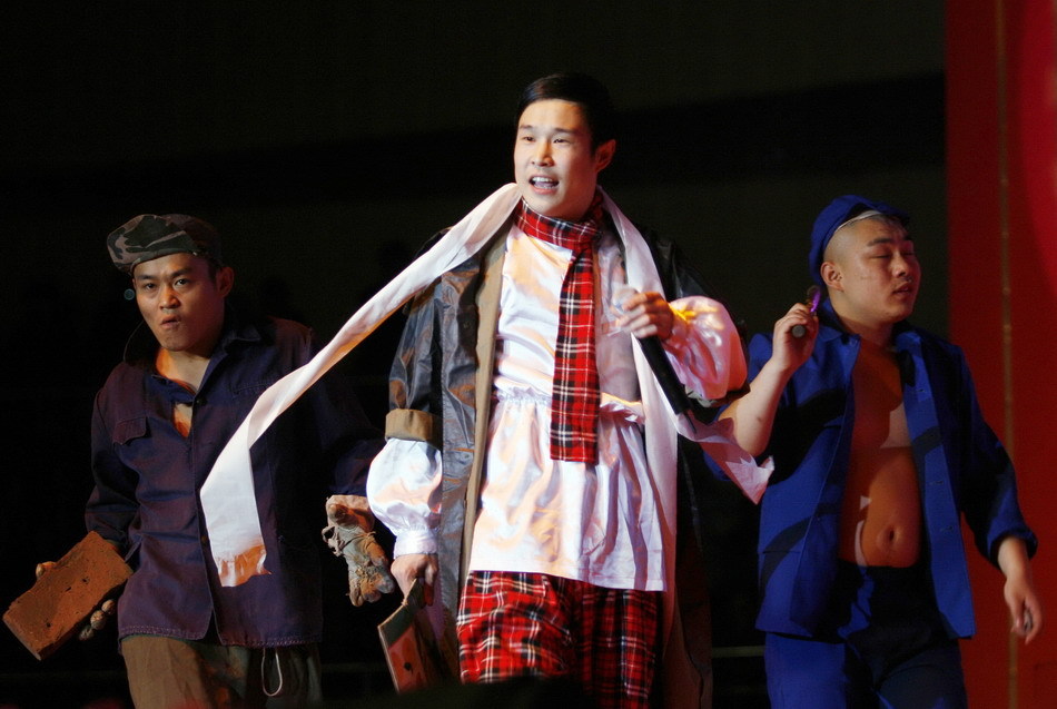 3月14日,小沈阳(中)在"小沈阳-赵家班笑转2009全国巡演"天津站演出