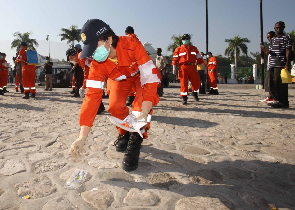 中国国际救援队医生捡拾垃圾