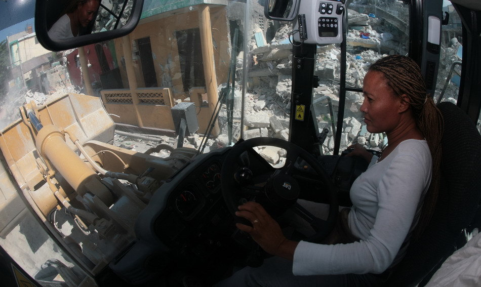 一名女司机在操作挖掘机