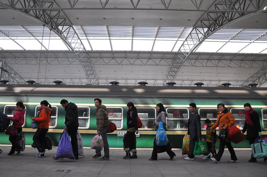 旅客在安徽阜阳火车站站台排队上车
