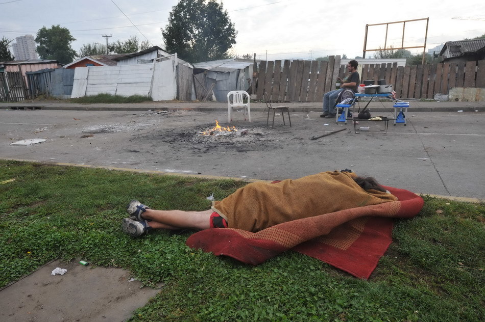 无家可归的居民在街头露宿