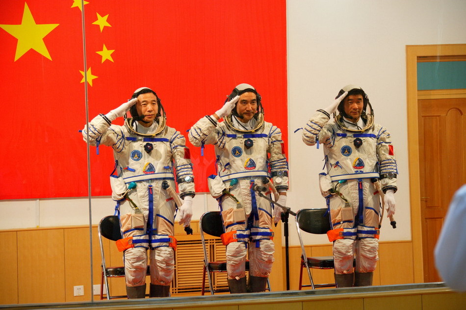 三位宇航员在出征前敬礼