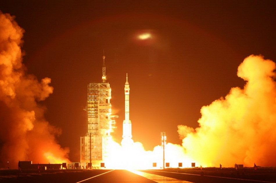 9月25日21时10分,长征二号f型运载火箭点火,神舟七号飞船在酒泉