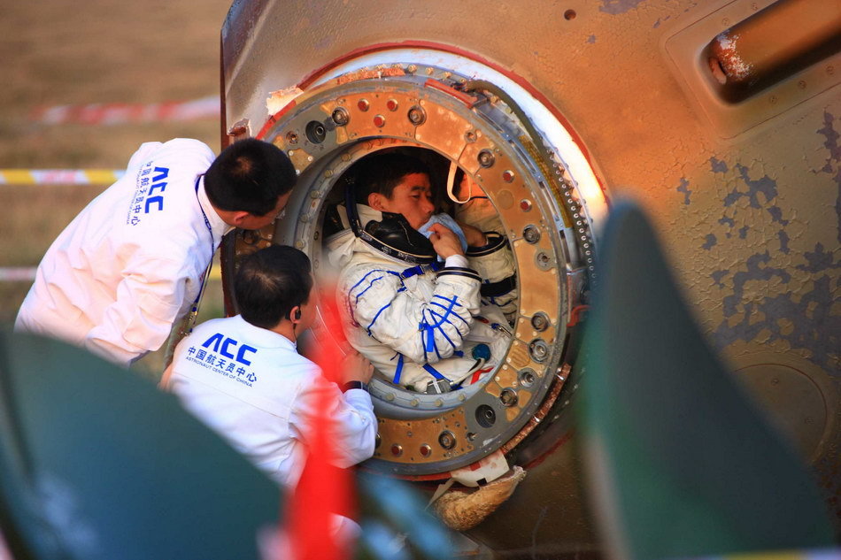 航天员顺利出舱 新浪网