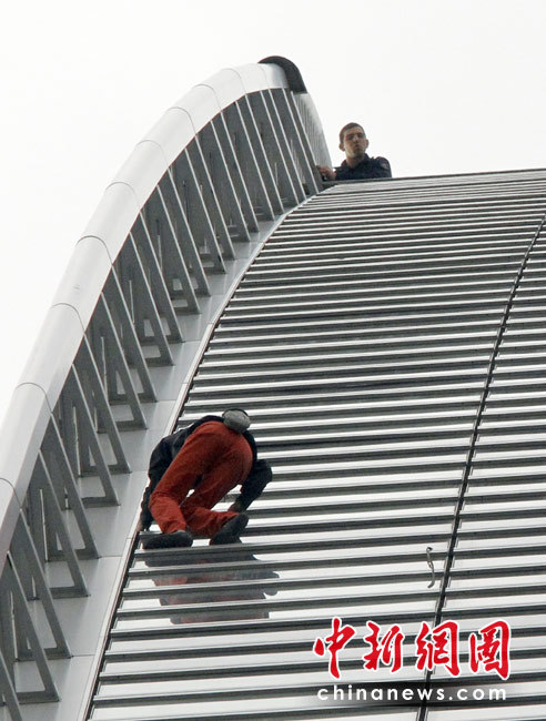 法国攀岩狂人50分钟成功攀爬185米高楼 - □-轻