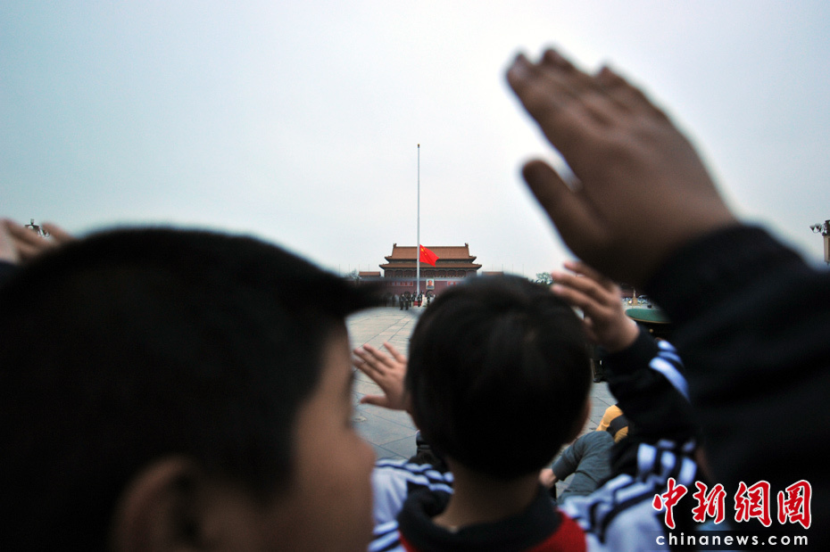 小学生向国旗敬礼