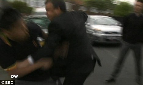 英国极右翼政党候选人与亚裔选民当街互殴