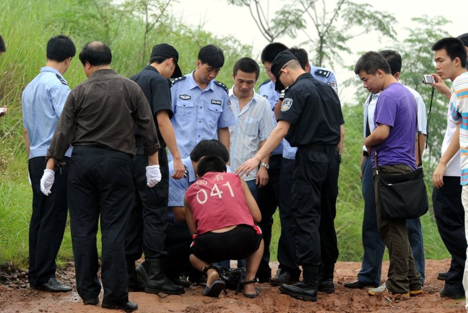 广东枪杀两名交警嫌犯被押回义乌指认现场