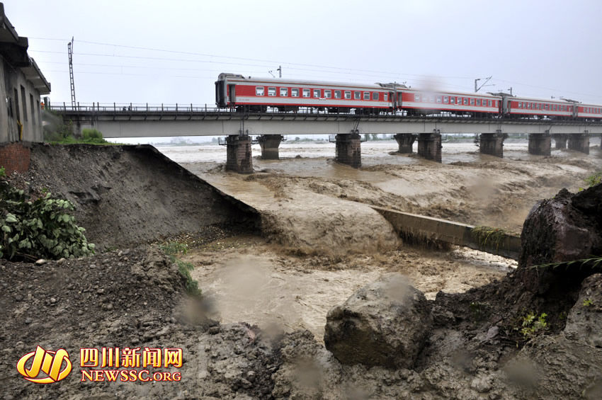 k165次列车两车厢在四川广汉坠江