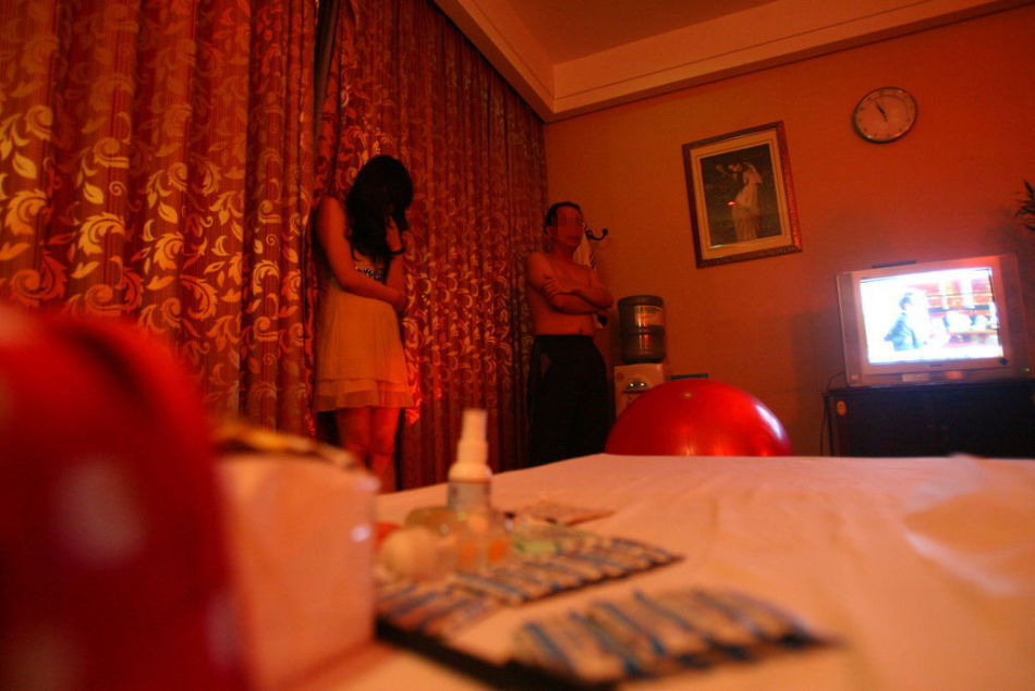 实拍:合肥火车站广场上站街