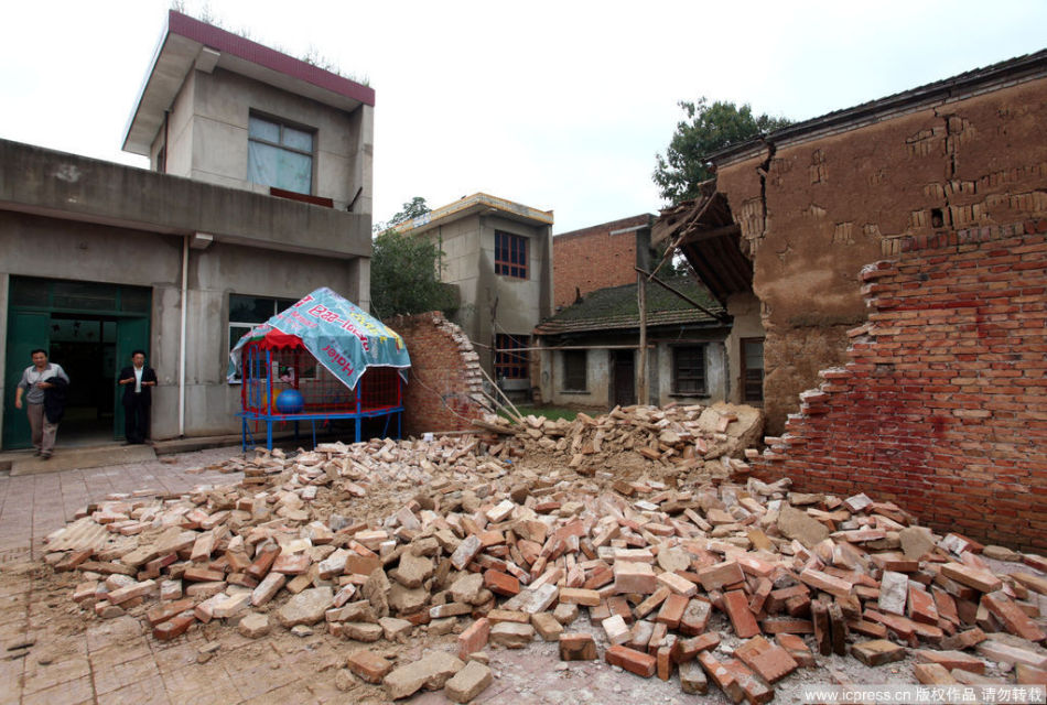 陕西泾阳危房坍塌砸倒幼儿园围墙压伤13名幼