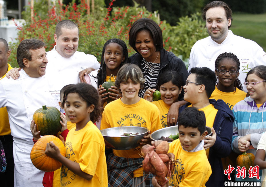 美国第一夫人身着朴素 在白宫带领大家收获蔬