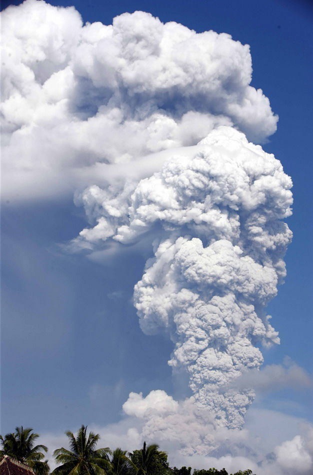 火山灰直冲云霄
