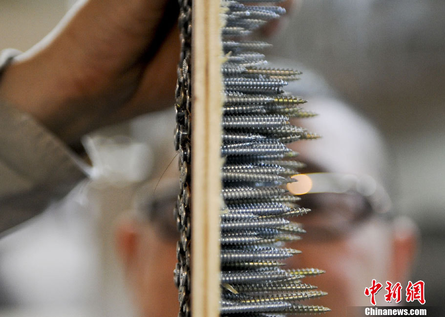 《钉子户》由一幅男性图形和一幅女性图形组成