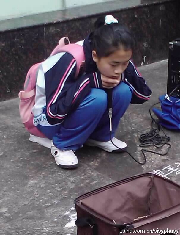 各地网友拍摄乞讨儿童照片上传至微博
