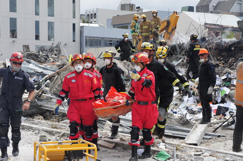 中国救援队在新西兰地震灾区清理废墟