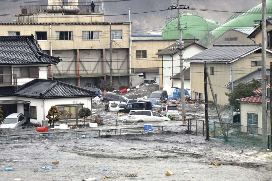 高清：日本多个地区遭海啸侵袭 海水倒灌淹没房屋汽车