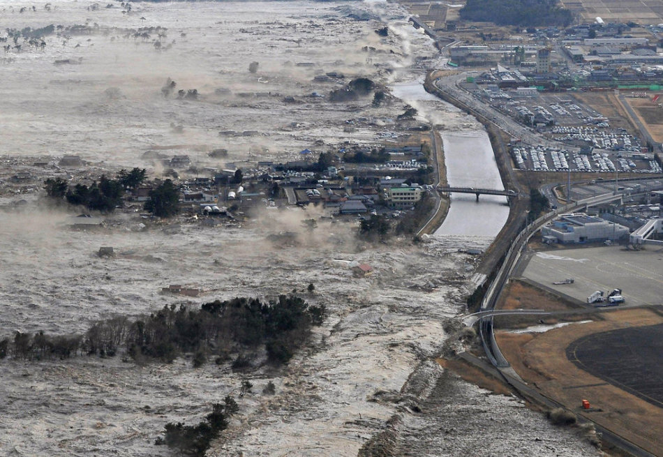 高清：日本多个地区遭海啸侵袭 海水倒灌淹没房屋汽车