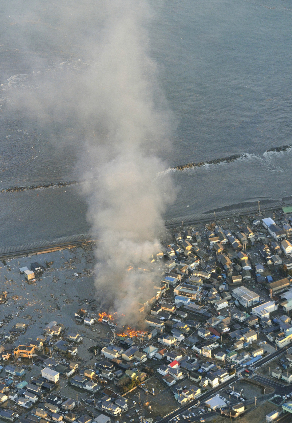 高清：日本多个地区遭海啸侵袭 海水倒灌淹没房屋汽车