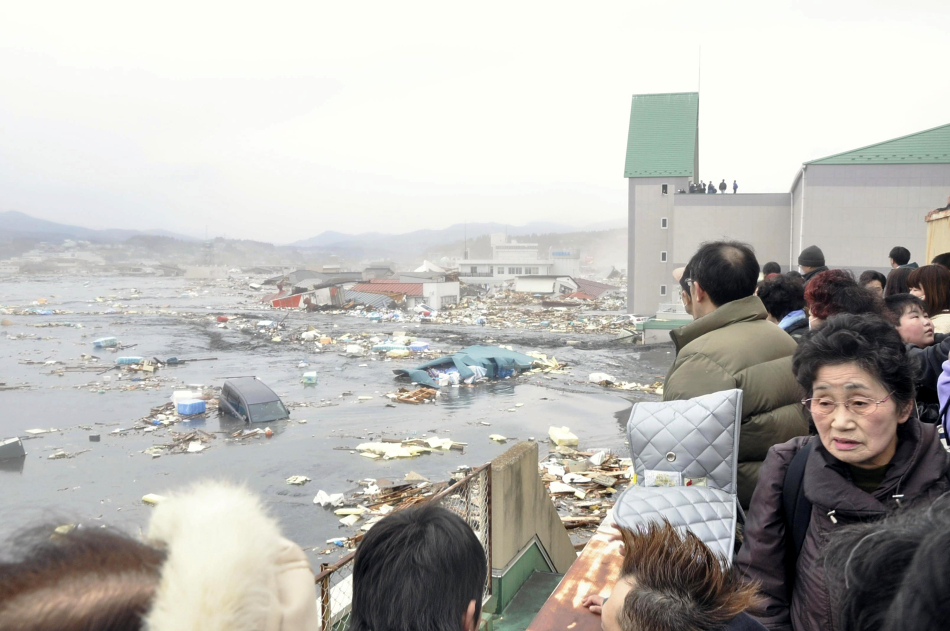 高清：日本多个地区遭海啸侵袭 海水倒灌淹没房屋汽车