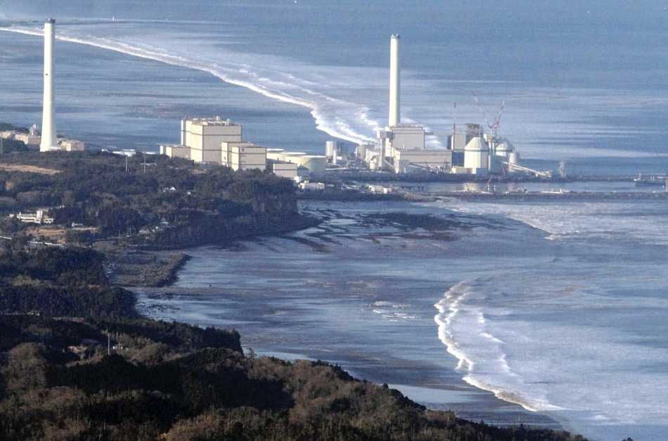 高清：日本多个地区遭海啸侵袭 海水倒灌淹没房屋汽车