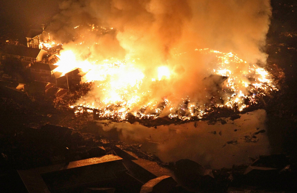 高清：日本多个地区遭海啸侵袭 海水倒灌淹没房屋汽车