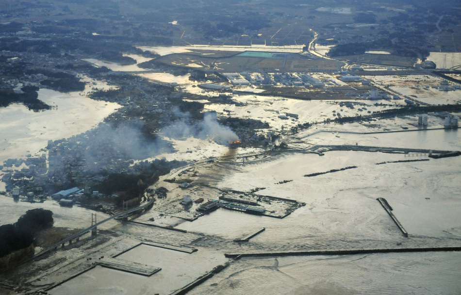 高清：日本多个地区遭海啸侵袭 海水倒灌淹没房屋汽车