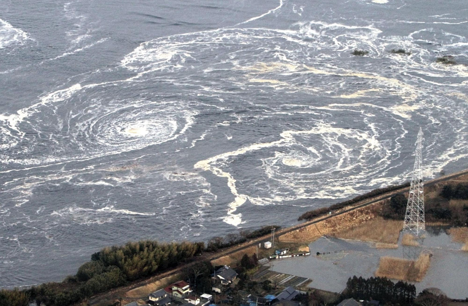 高清：日本多个地区遭海啸侵袭 海水倒灌淹没房屋汽车