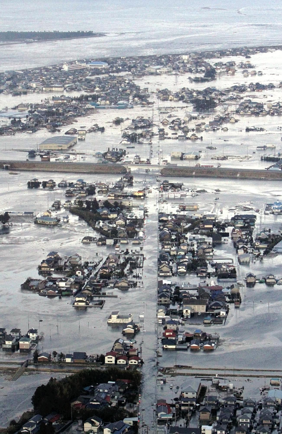 高清：日本多个地区遭海啸侵袭 海水倒灌淹没房屋汽车