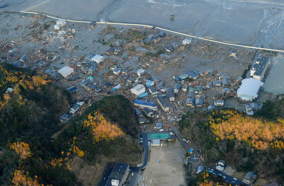 高清：日本多个地区遭海啸侵袭 海水倒灌淹没房屋汽车