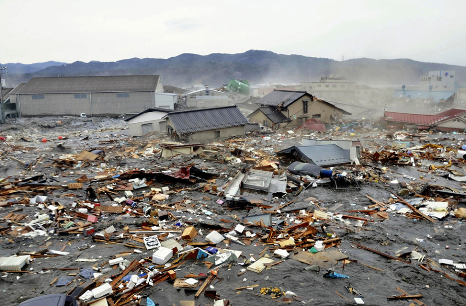 高清：日本多个地区遭海啸侵袭 海水倒灌淹没房屋汽车