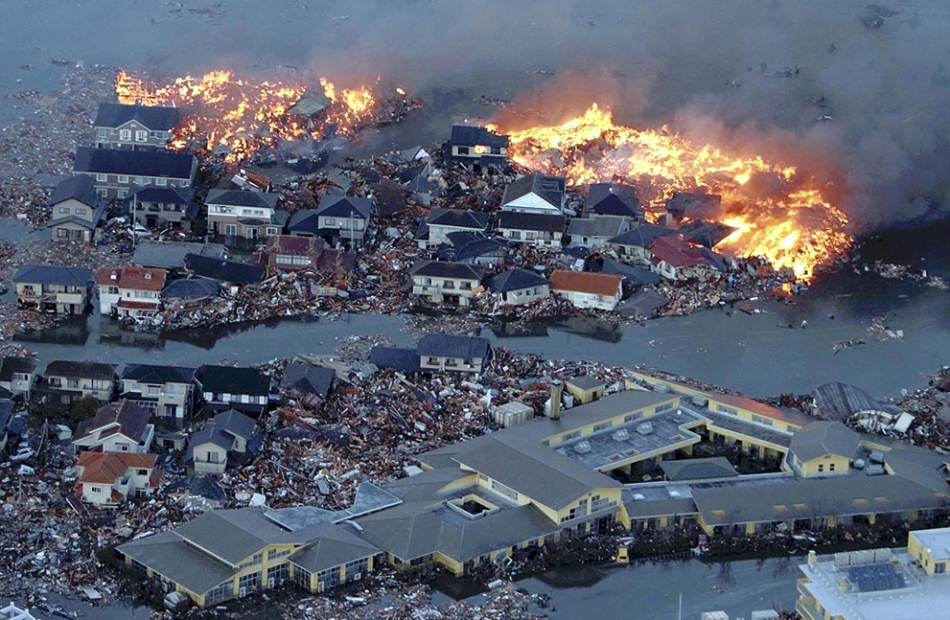 高清：日本多个地区遭海啸侵袭 海水倒灌淹没房屋汽车