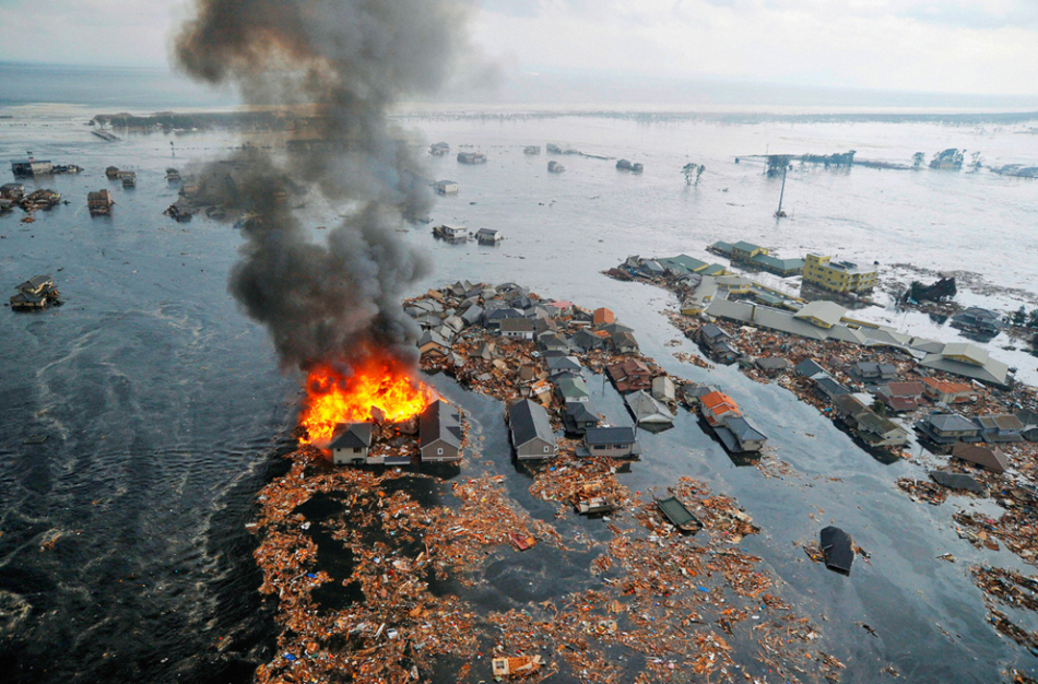 高清：日本多个地区遭海啸侵袭 海水倒灌淹没房屋汽车