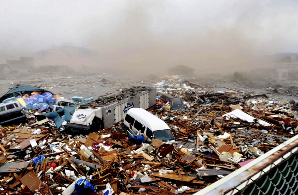 高清：日本多个地区遭海啸侵袭 海水倒灌淹没房屋汽车