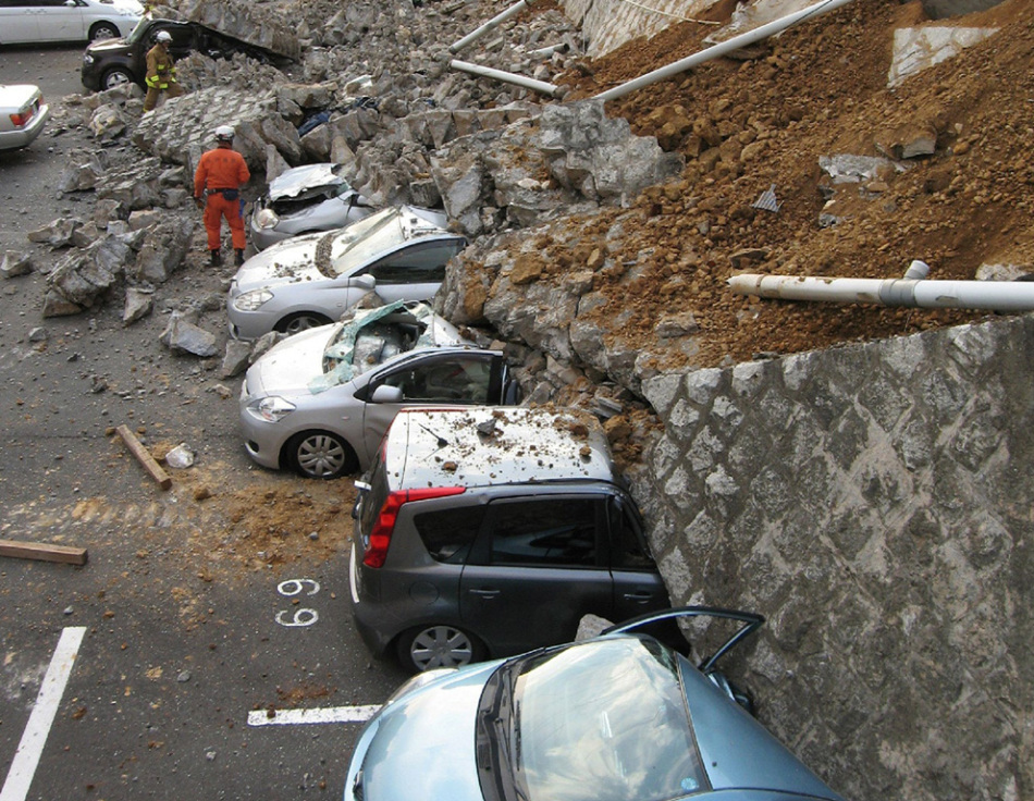 高清：日本多个地区遭海啸侵袭 海水倒灌淹没房屋汽车