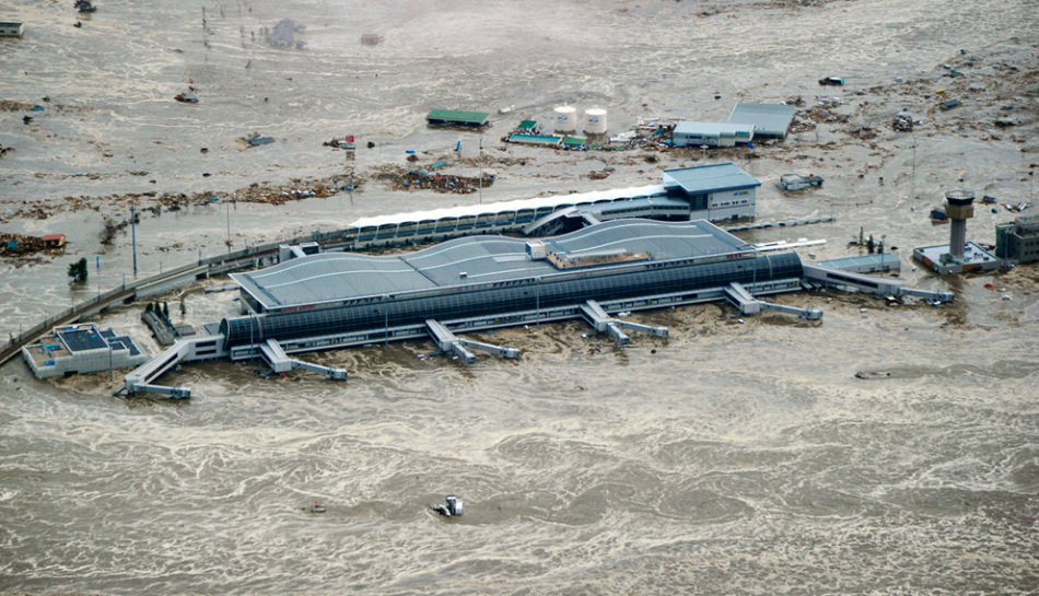 高清：日本多个地区遭海啸侵袭 海水倒灌淹没房屋汽车