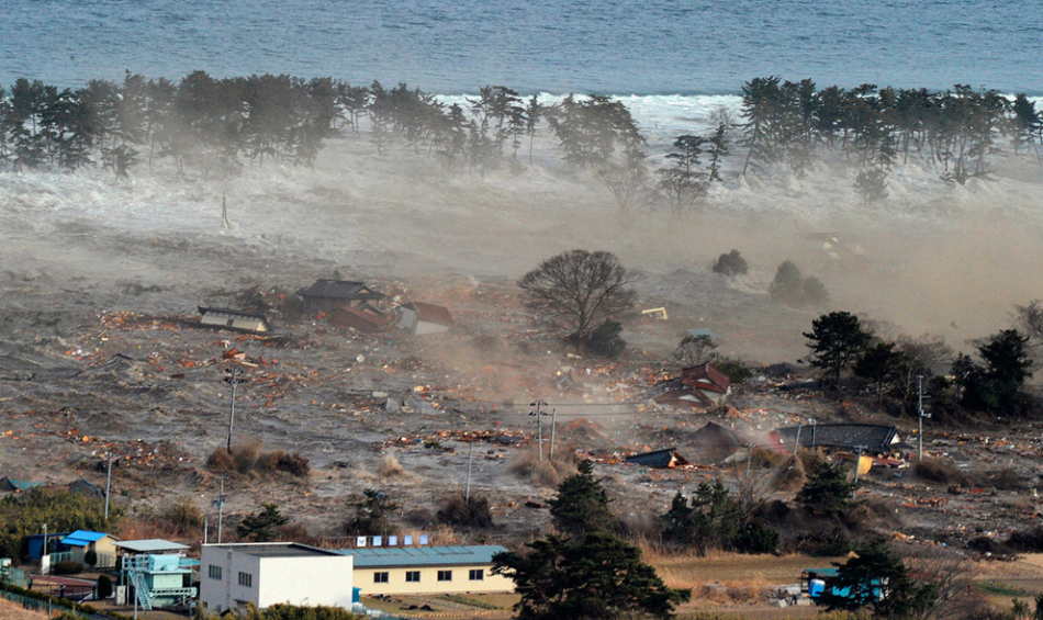 高清：日本多个地区遭海啸侵袭 海水倒灌淹没房屋汽车