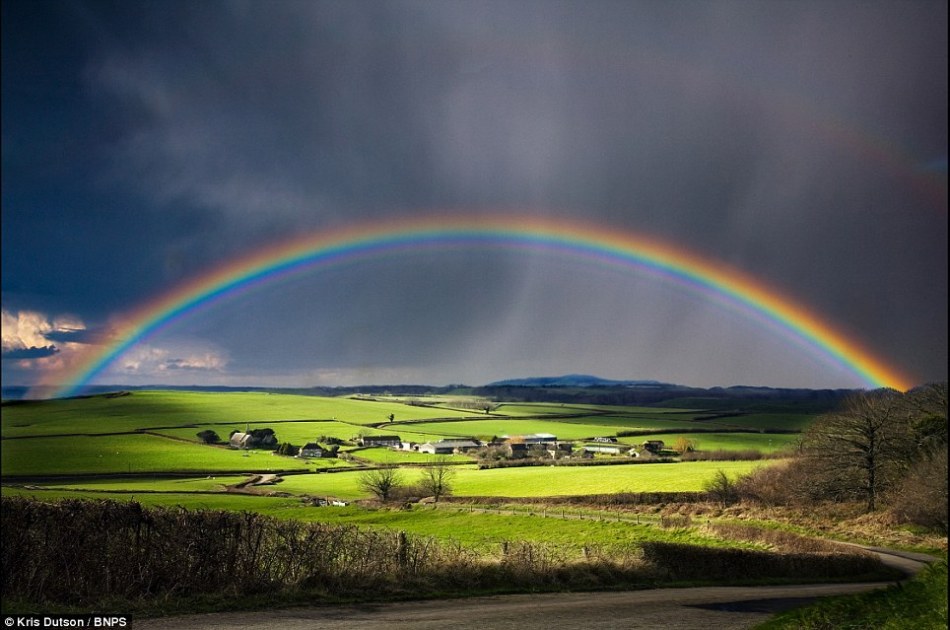 摄影师捕捉从风暴云到彩虹各种壮观景象