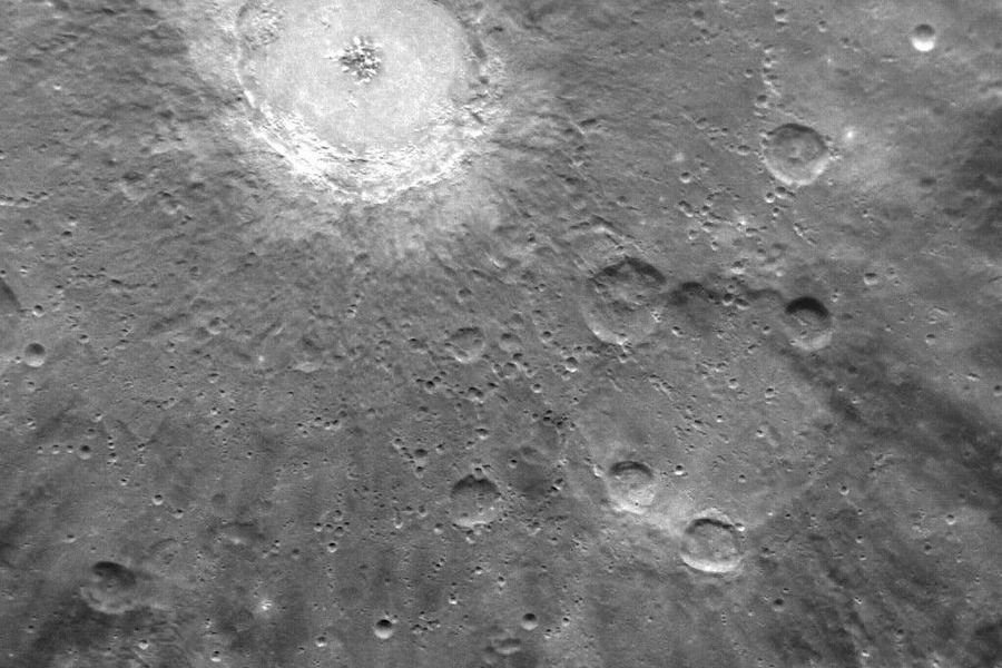 美国信使号探测器传回大量水星表面照片